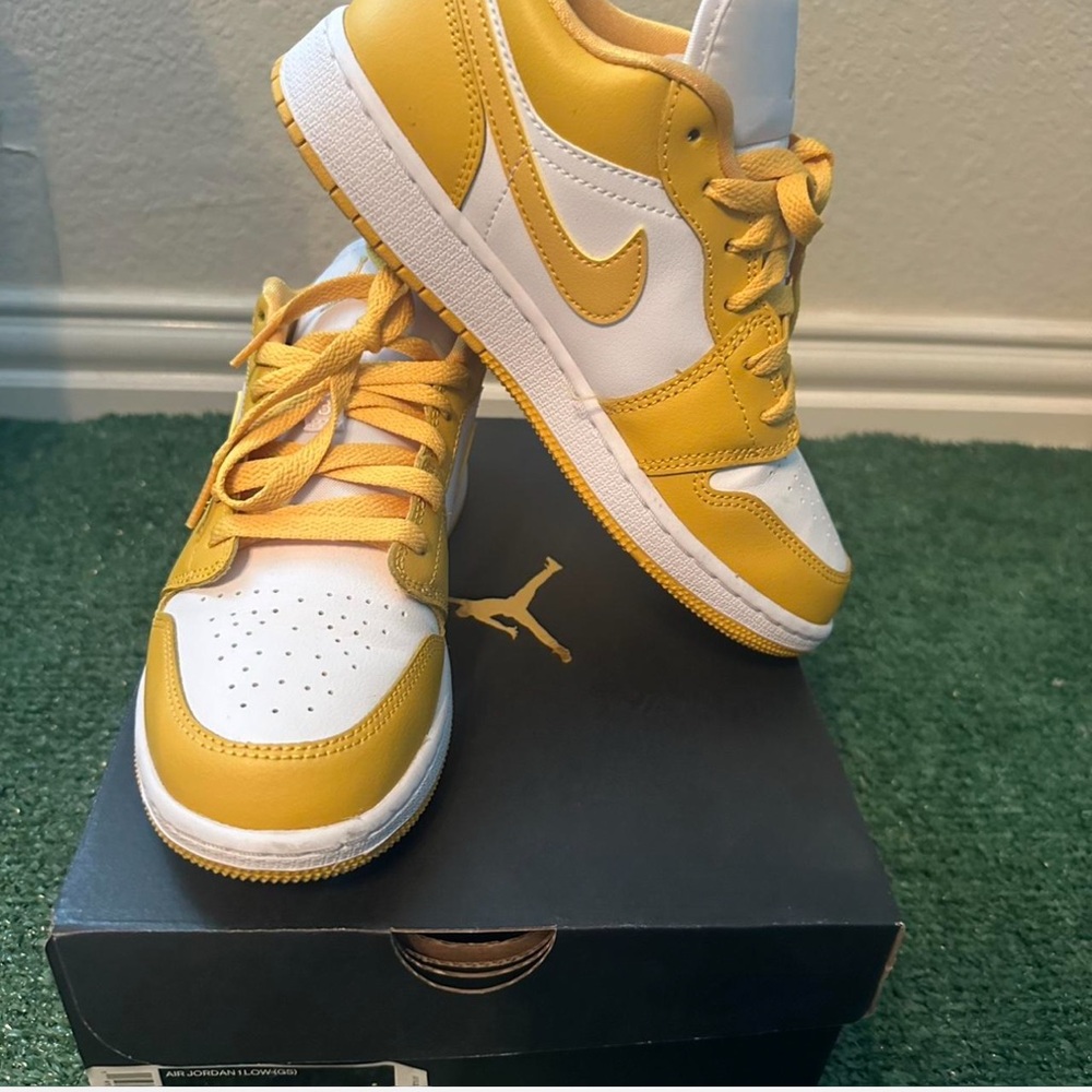 Nike Jordan 1 Low White and Yellow Pollen GS size 4y